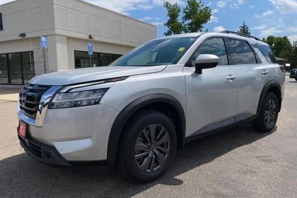 2022 Nissan Pathfinder SV photo 1