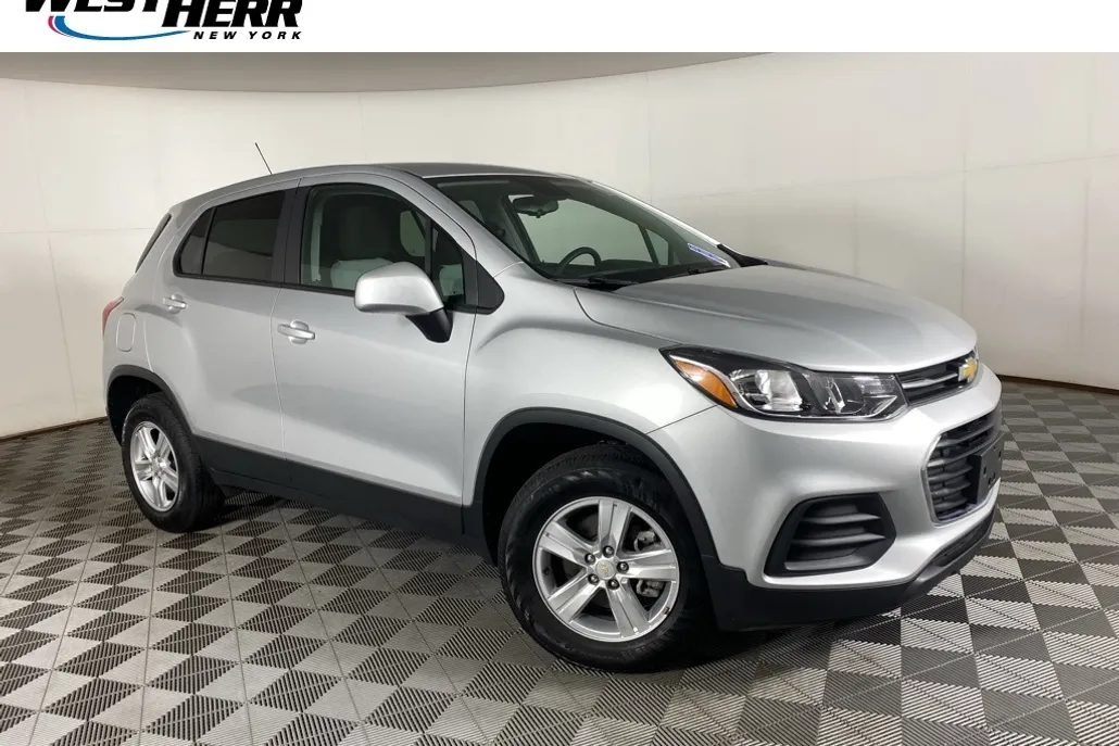 2022 Chevrolet Trax LS photo 1