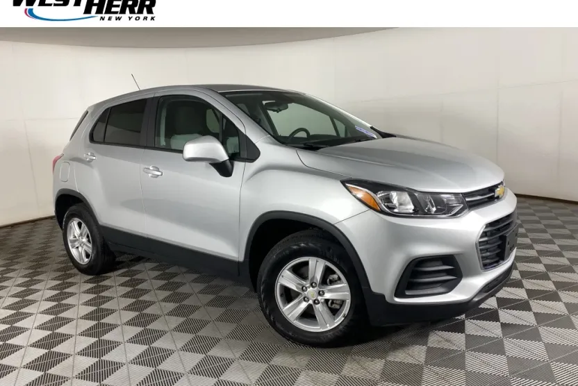 2022 Chevrolet Trax LS photo 1