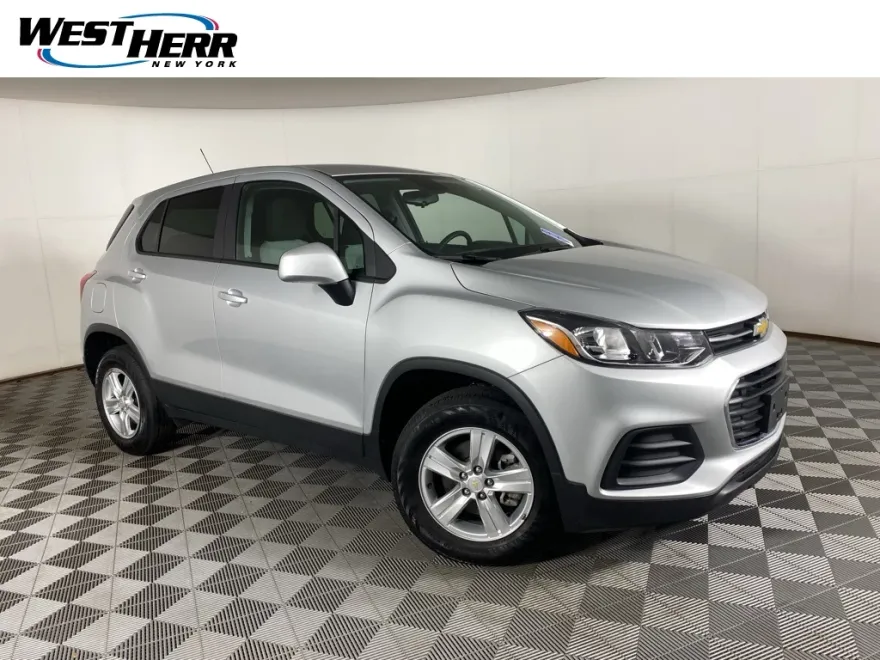 2022 Chevrolet Trax LS photo 1
