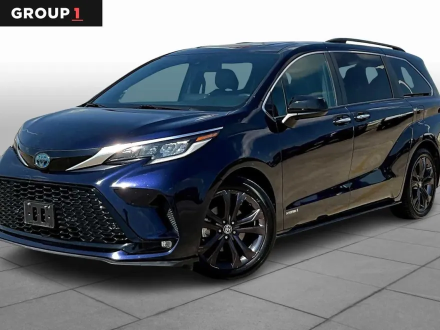 2021 Toyota Sienna XSE photo 1