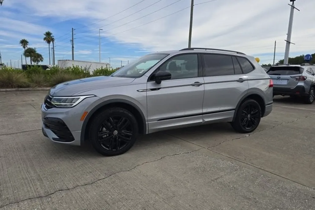 2022 Volkswagen Tiguan SE R-Line Black photo 1