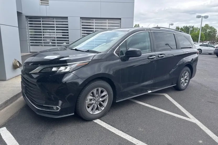 2023 Toyota Sienna XLE photo 1