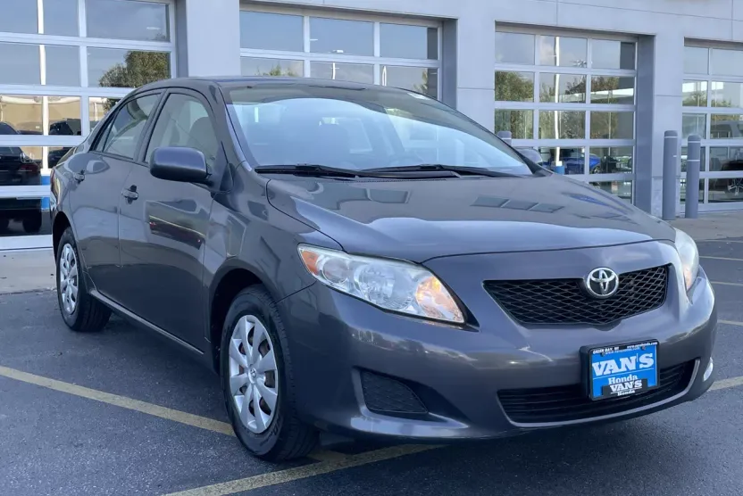 2010 Toyota Corolla LE photo 1