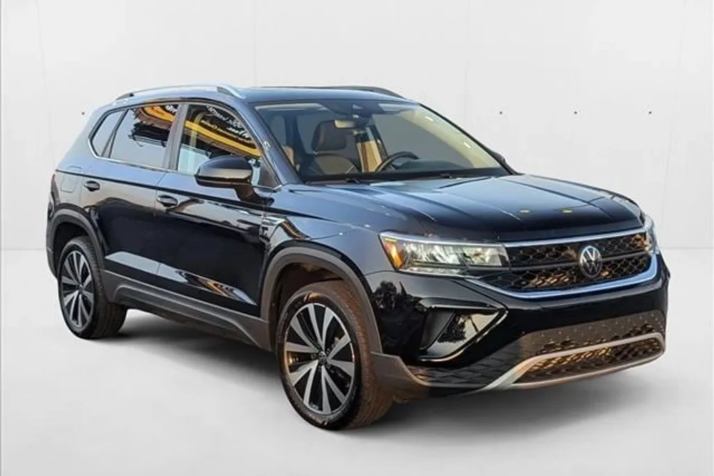 2024 Volkswagen Taos SE photo 1