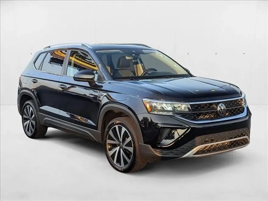 2024 Volkswagen Taos SE photo 1