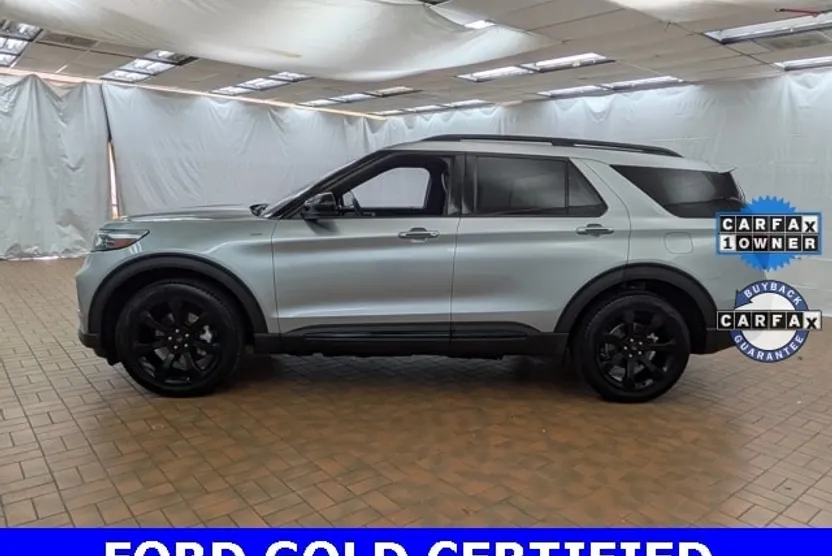 2023 Ford Explorer ST-Line photo 1