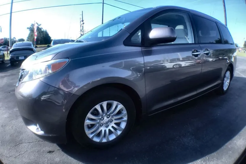 2014 Toyota Sienna XLE photo 1