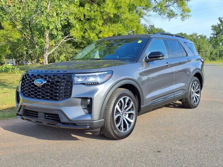 2025 Ford Explorer ST-Line photo 1