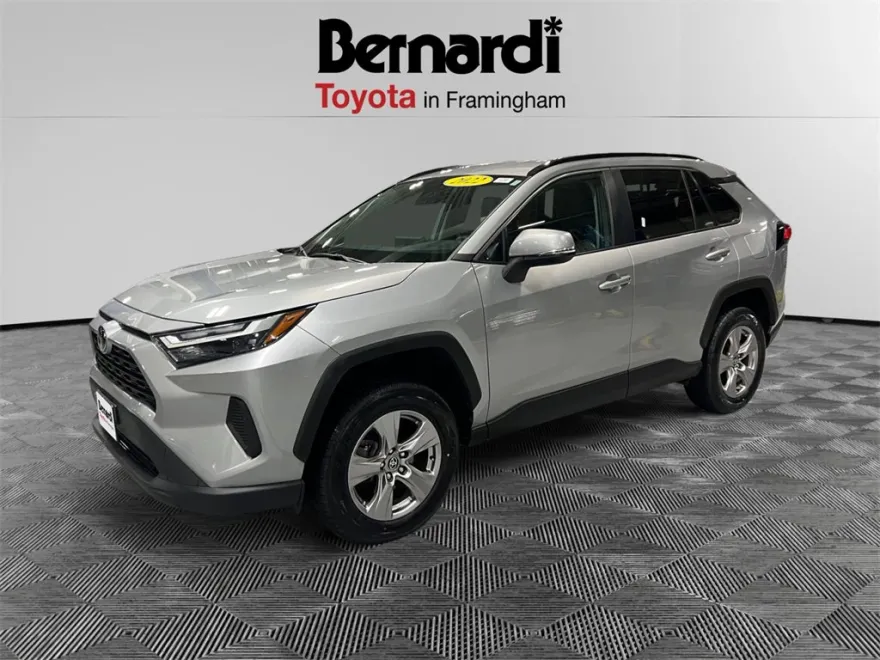 2022 Toyota RAV4 XLE photo 1