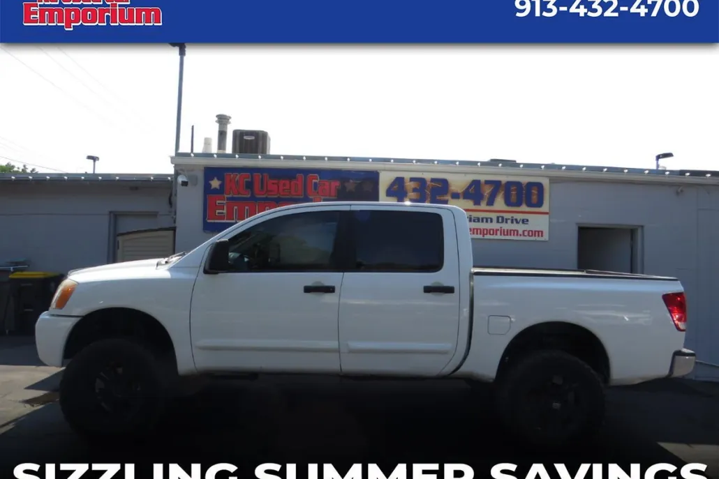 2012 Nissan Titan Crew Cab SV photo 1