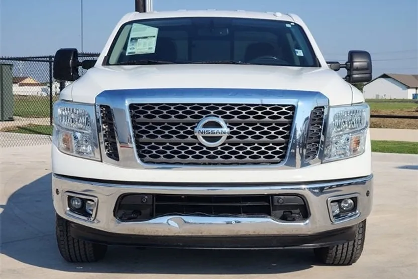 2017 Nissan Titan SV photo 1