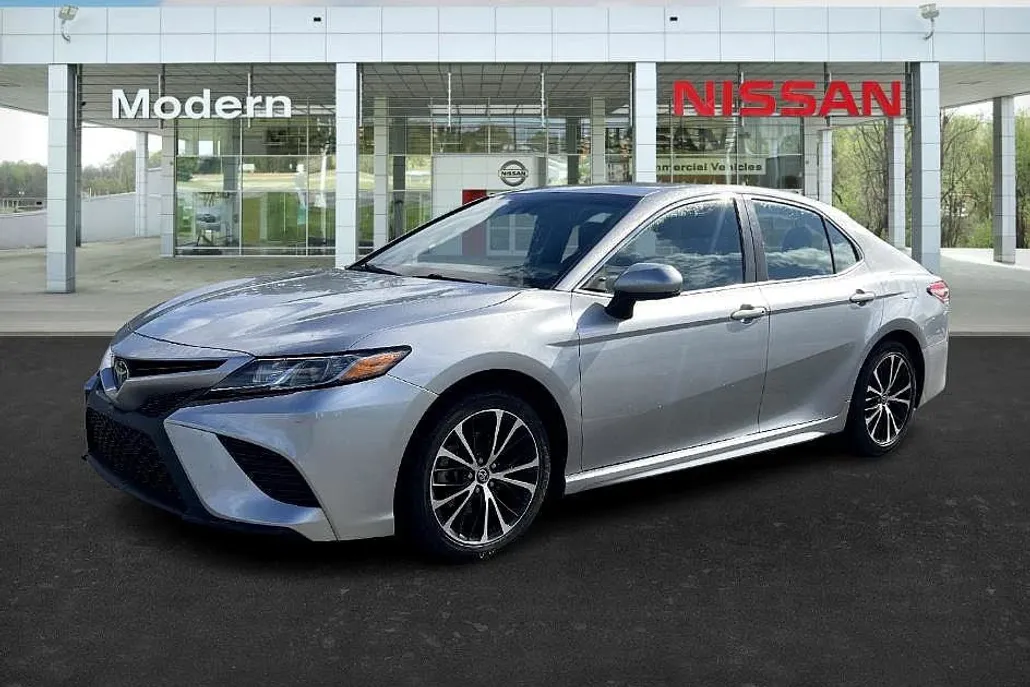 2018 Toyota Camry SE photo 1