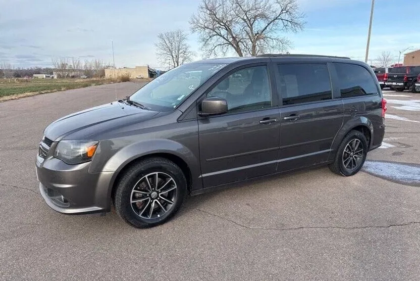 2016 Dodge Grand Caravan R/T photo 1