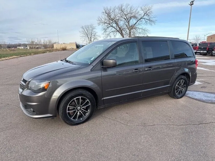 2016 Dodge Grand Caravan R/T photo 1
