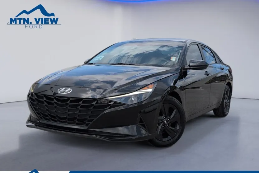2023 Hyundai Elantra SEL photo 1