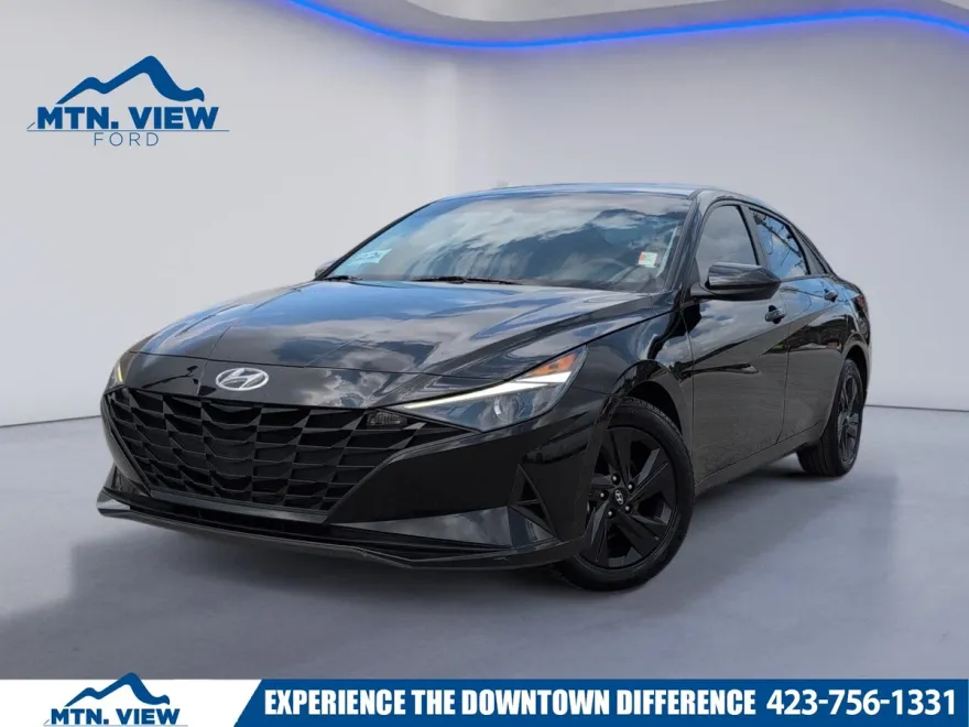 2023 Hyundai Elantra SEL photo 1