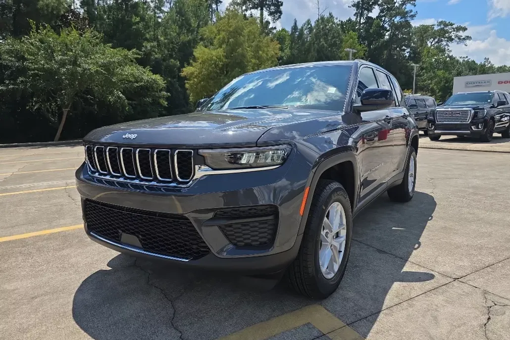2025 Jeep Grand Cherokee Laredo photo 1