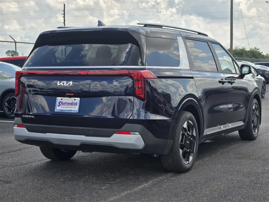 2026 Kia Carnival EX photo 1