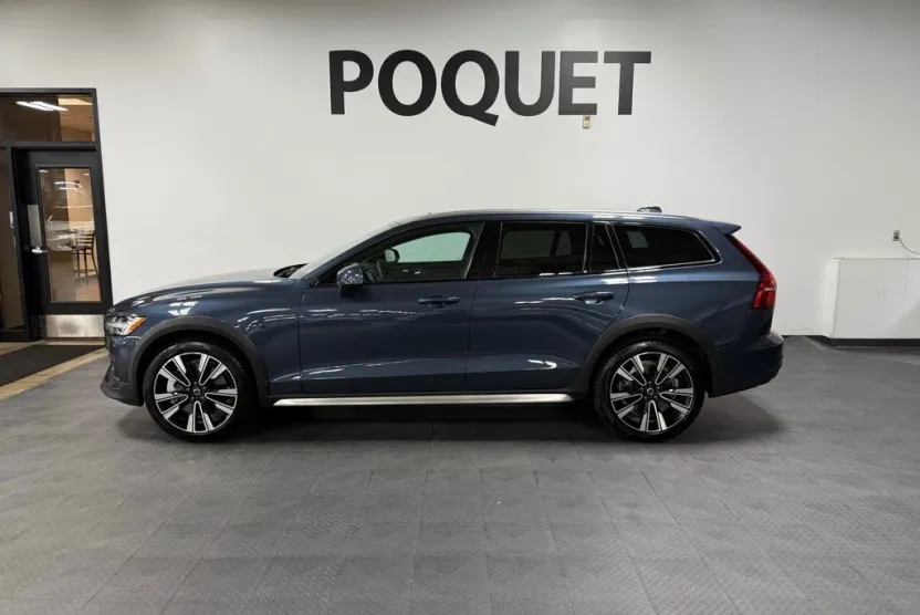 2025 Volvo V60 Cross Country B5 photo 1