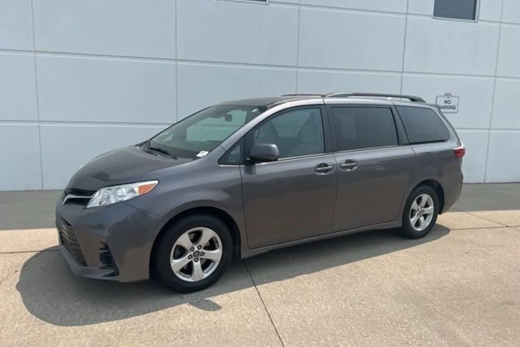 2020 Toyota Sienna LE photo 1