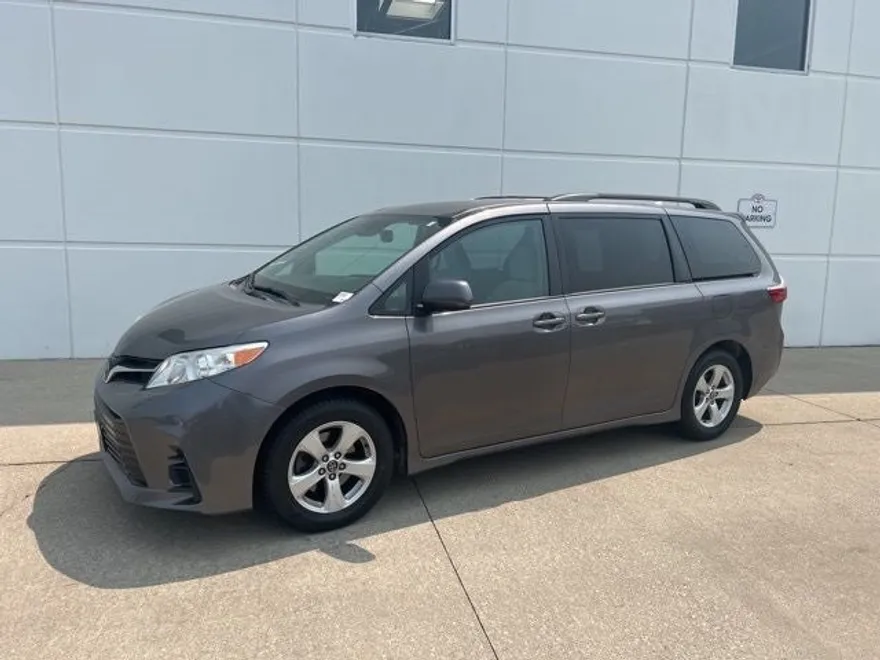 2020 Toyota Sienna LE photo 1