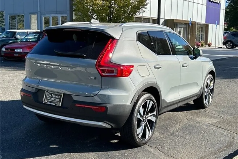 2025 Volvo XC40 photo 1