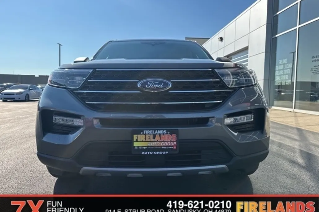 2023 Ford Explorer XLT photo 1