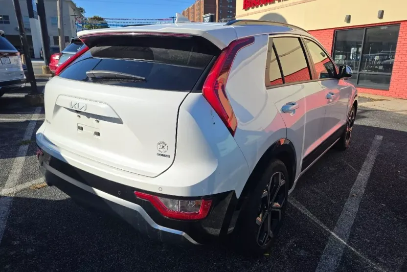 2023 Kia Niro EX Touring photo 1