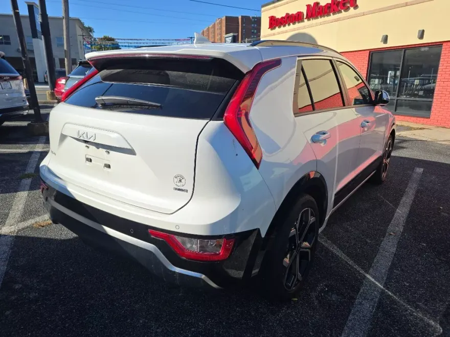 2023 Kia Niro EX Touring photo 1