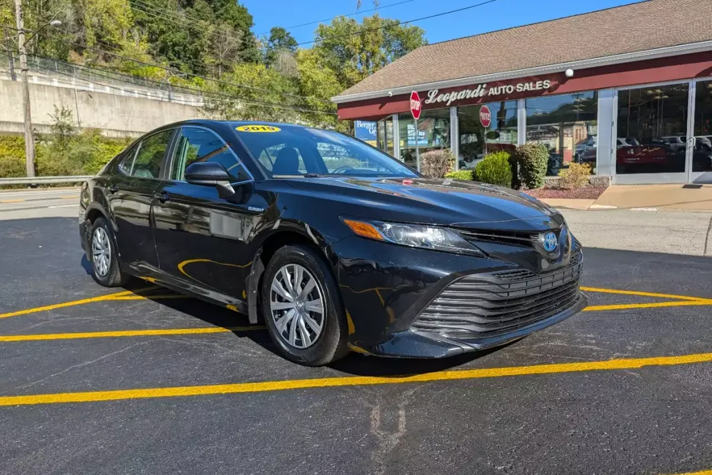 2019 Toyota Camry Hybrid LE photo 1