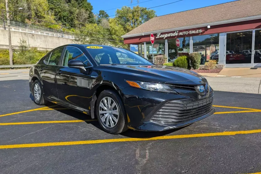 2019 Toyota Camry Hybrid LE photo 1