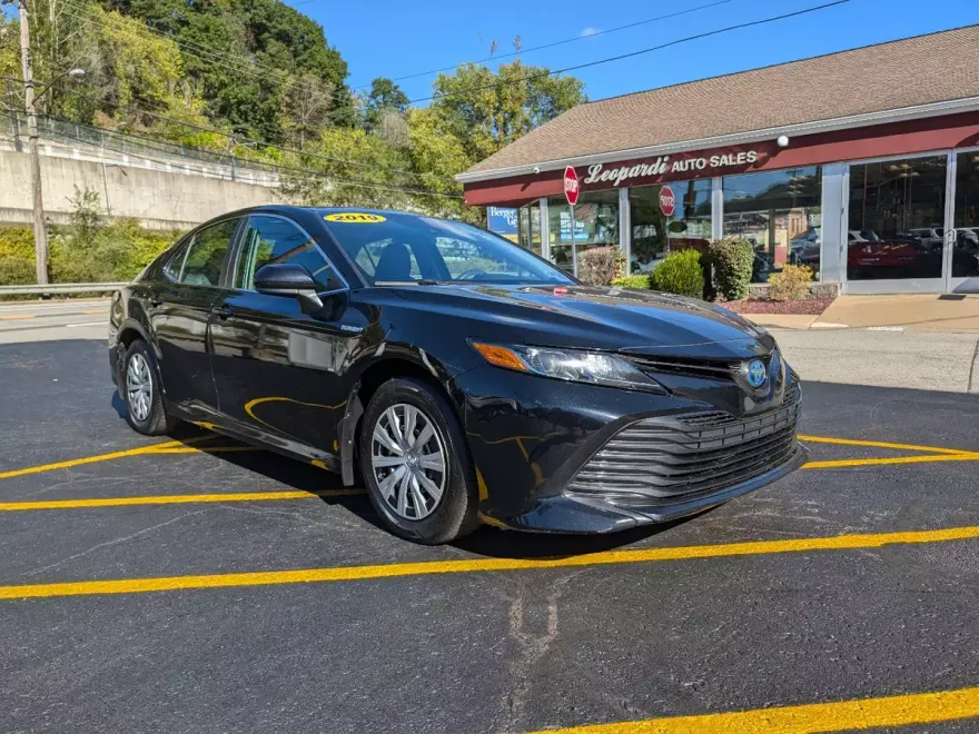 2019 Toyota Camry Hybrid LE photo 1