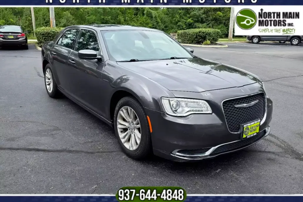2016 Chrysler 300 Limited photo 1