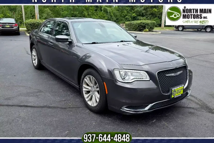 2016 Chrysler 300 Limited photo 1