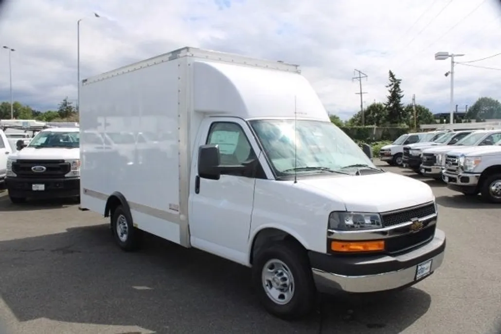 2024 Chevrolet Express Cutaway 3500 photo 1