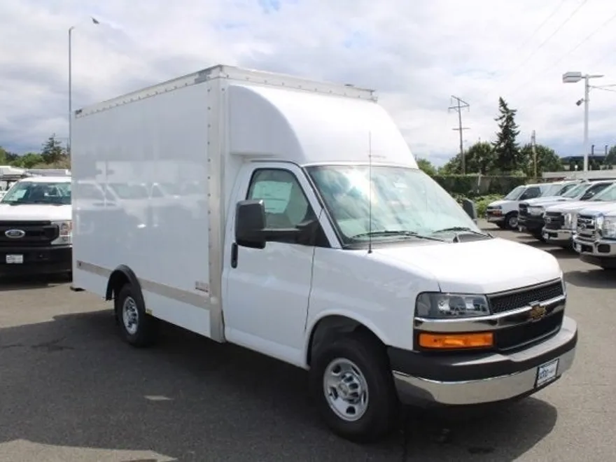 2024 Chevrolet Express Cutaway 3500 photo 1