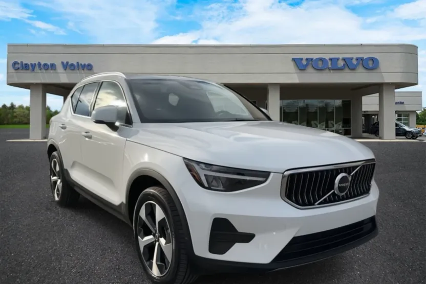 2025 Volvo XC40 Core AWD photo 1
