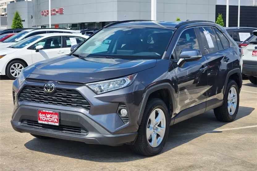 2020 Toyota RAV4 XLE photo 1