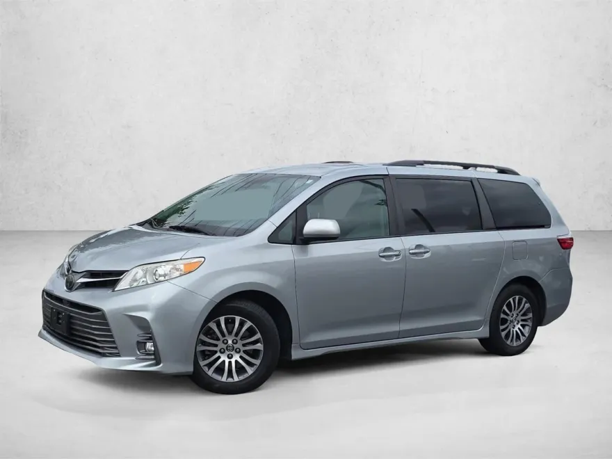 2019 Toyota Sienna XLE photo 1