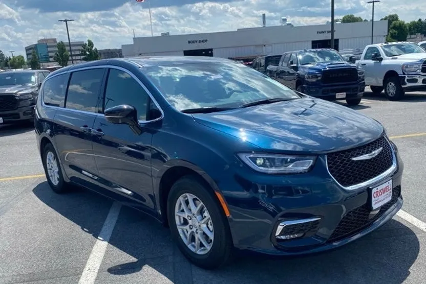 2025 Chrysler Pacifica photo 1