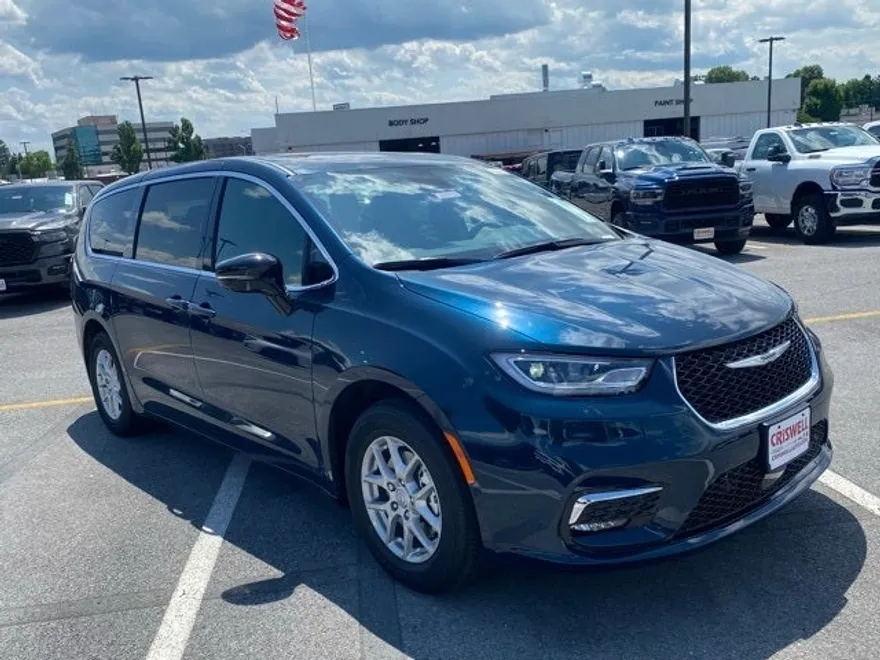 2025 Chrysler Pacifica photo 1