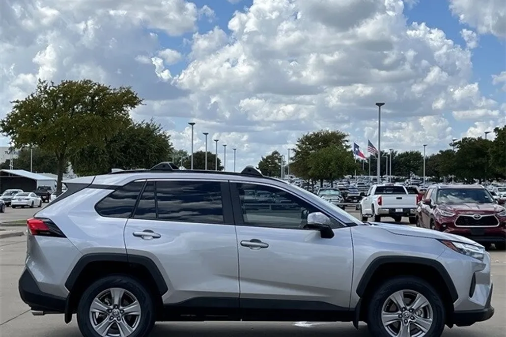 2024 Toyota RAV4 XLE photo 1