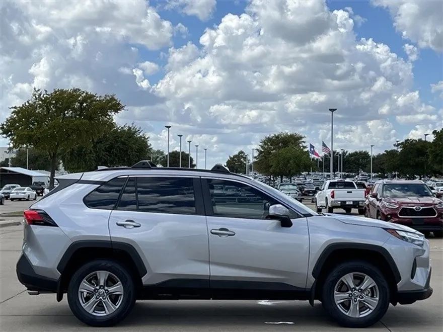 2024 Toyota RAV4 XLE photo 1