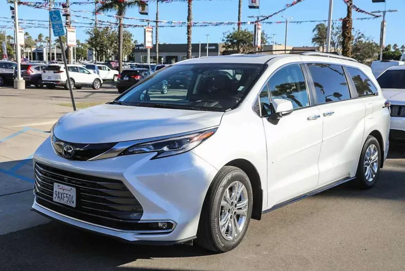 2022 Toyota Sienna Platinum photo 1