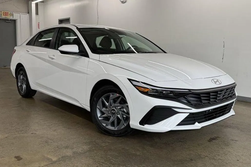 2025 Hyundai Elantra Hybrid photo 1