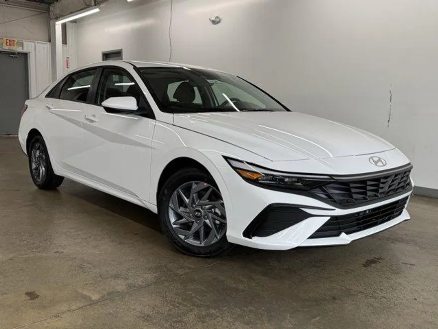 2025 Hyundai Elantra Hybrid photo 1