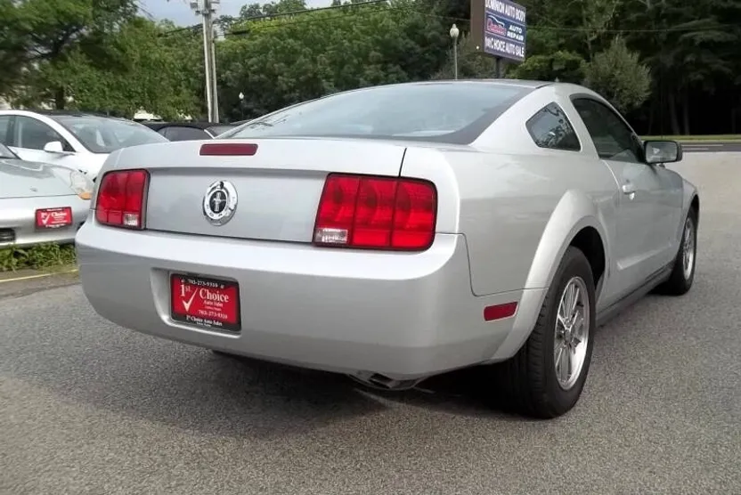 2005 Ford Mustang V6 Premium photo 1