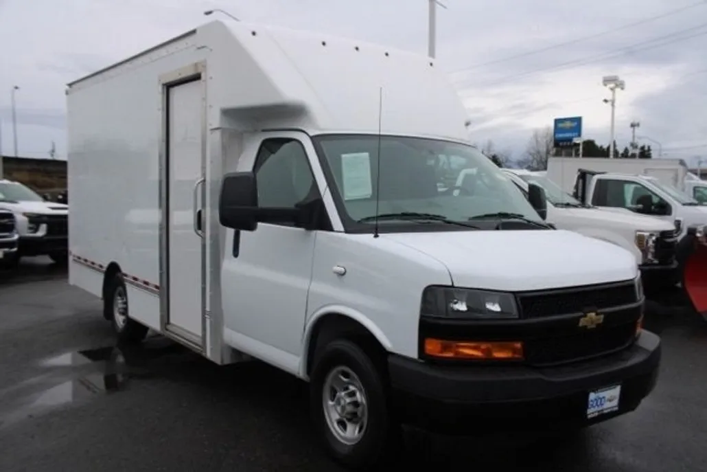2023 Chevrolet Express Cutaway 3500 photo 1
