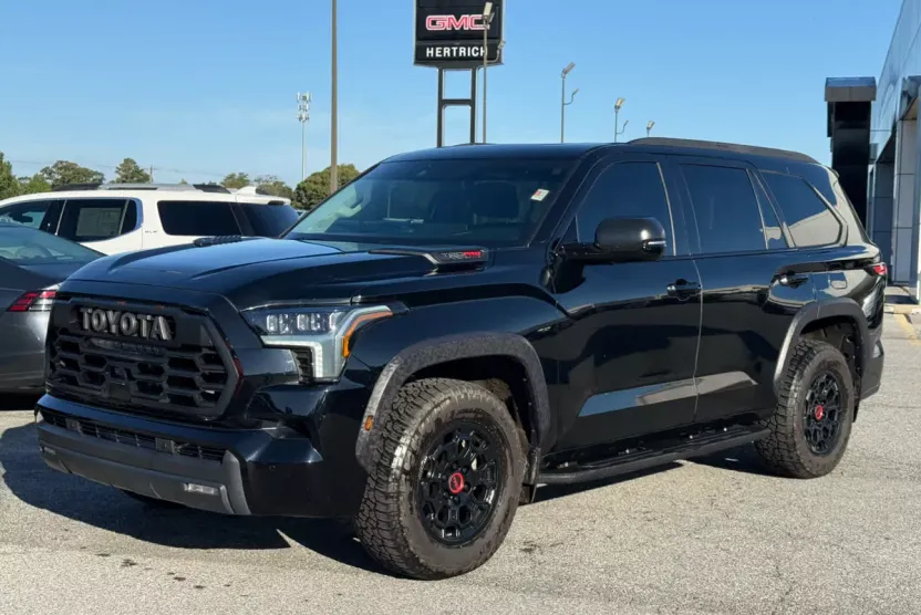 2023 Toyota Sequoia SR5 photo 1